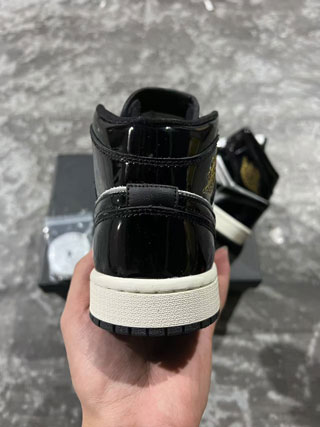 Air Jordan 1 Retro-10